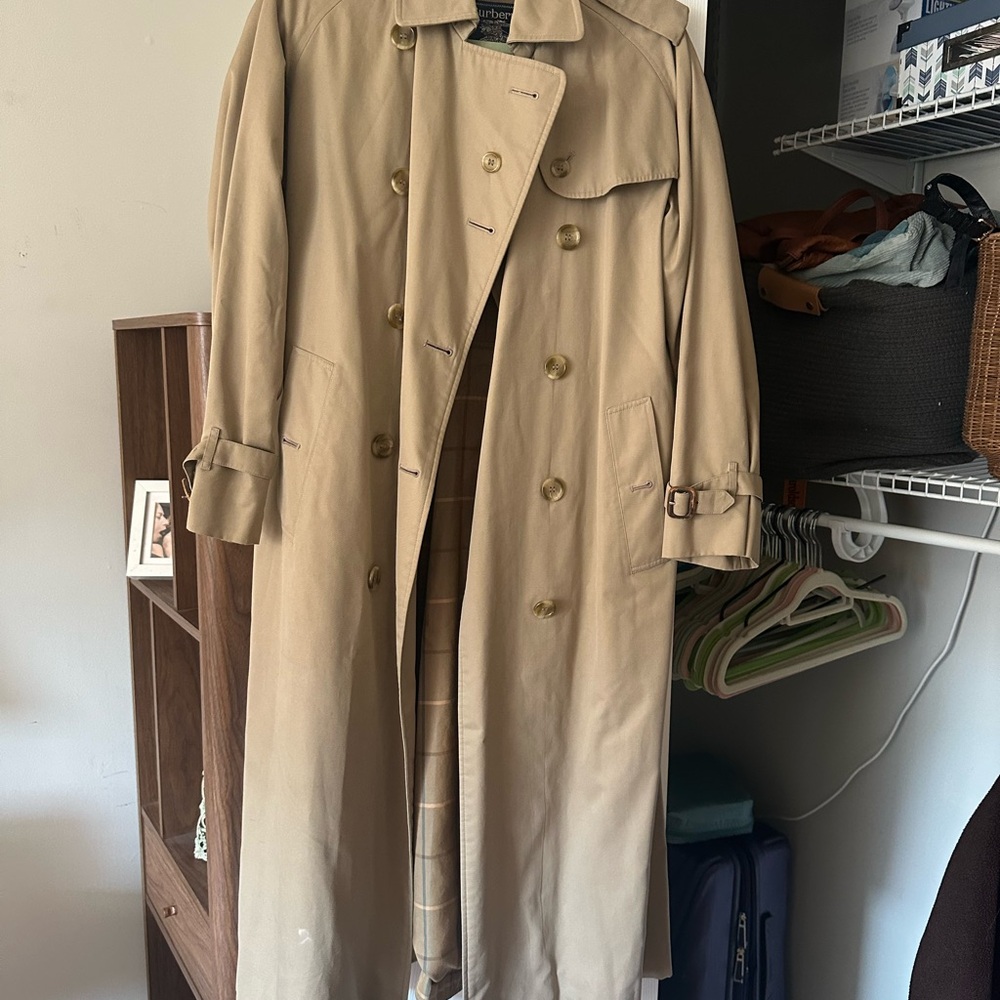Burberry classic Tan Trench Coat